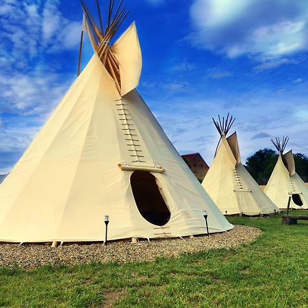 Teepee Camp Lounky Hotell Chodouny Eksteriør bilde