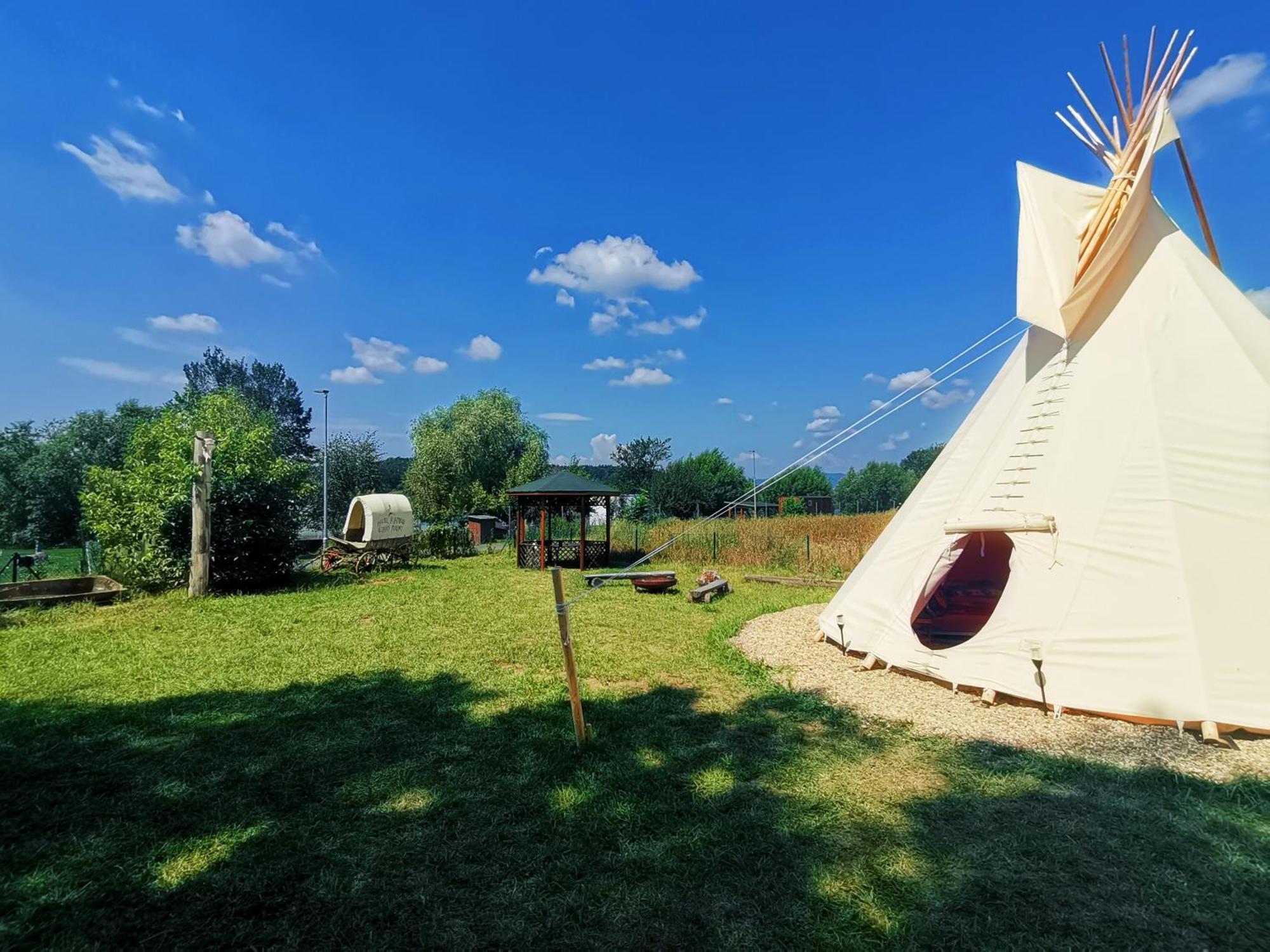 Teepee Camp Lounky Hotell Chodouny Eksteriør bilde